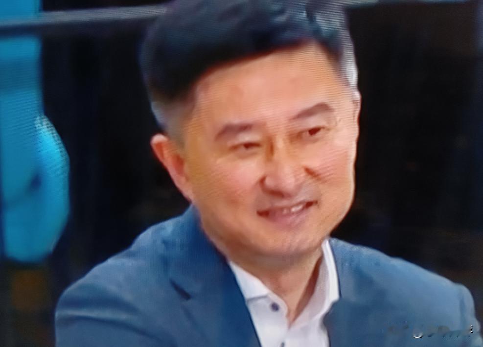 杜锋为啥宁可自己丢脸也不让胡明轩上？答案就俩字：保护。
昨晚广东打山西，胡明轩活