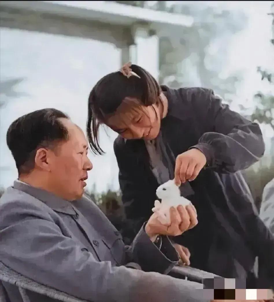 🙏请停留几秒，为伟人点个赞送朵花💐
《毛主席与李讷的温馨时光》
在岁月的长河