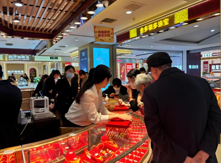 这是要逼着金店倒闭呀！
对于以前，过了元旦正是金店生意最好的时候，毕竟是快过年呀