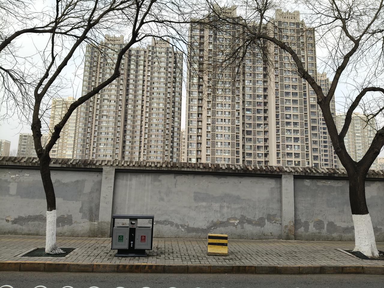 同一个地方，白天和晚上拍的照片，效果截然不同！
   晚上的旺片，有万家灯火的烟