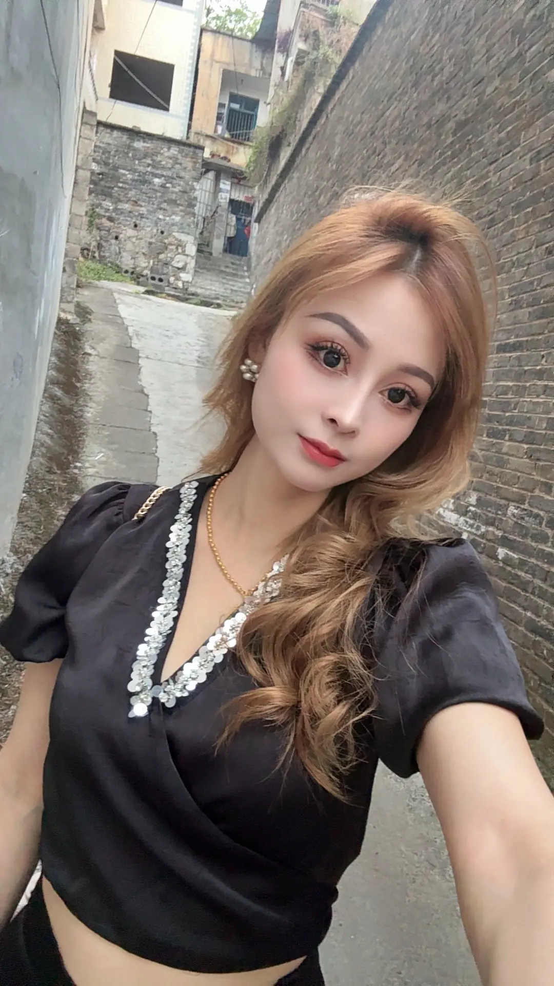 谋生的路上大家都很辛苦，只是有些人从来都不说，因为身后有牵挂，眼里有盼...