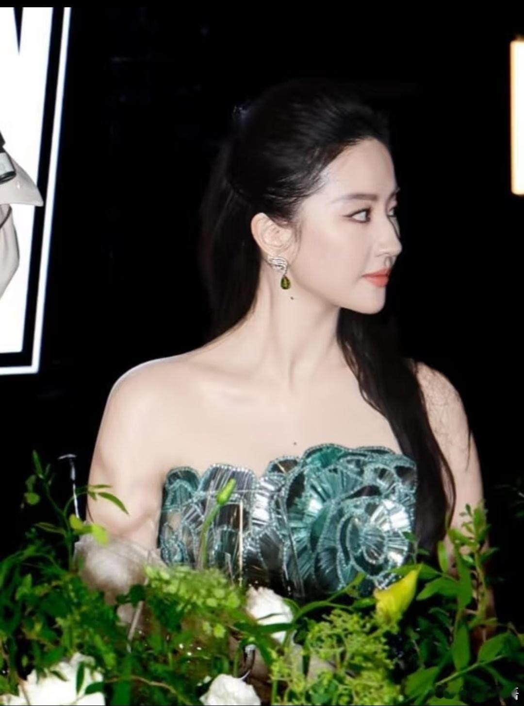 “逆光也美到惊为天人”“站在姐姐面前才知道：人是可以美到这种程度的”