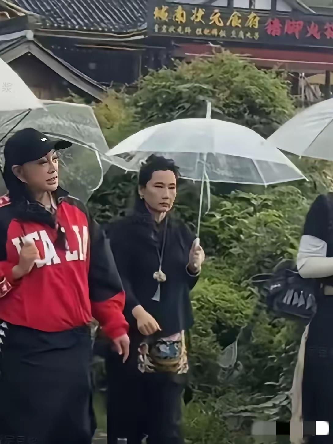 瞧！何赛飞那一脸“臭相”，得是有多不情愿和这些人待一块儿，又或是有多抵触上这个综