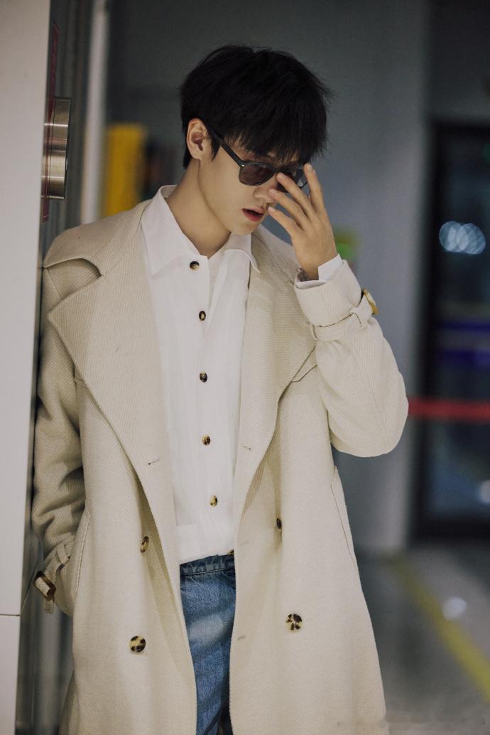 李昀锐米兰见  李昀锐墨镜之下是笑眼 李昀锐墨镜后的笑眼，满含对米兰的期待，期待