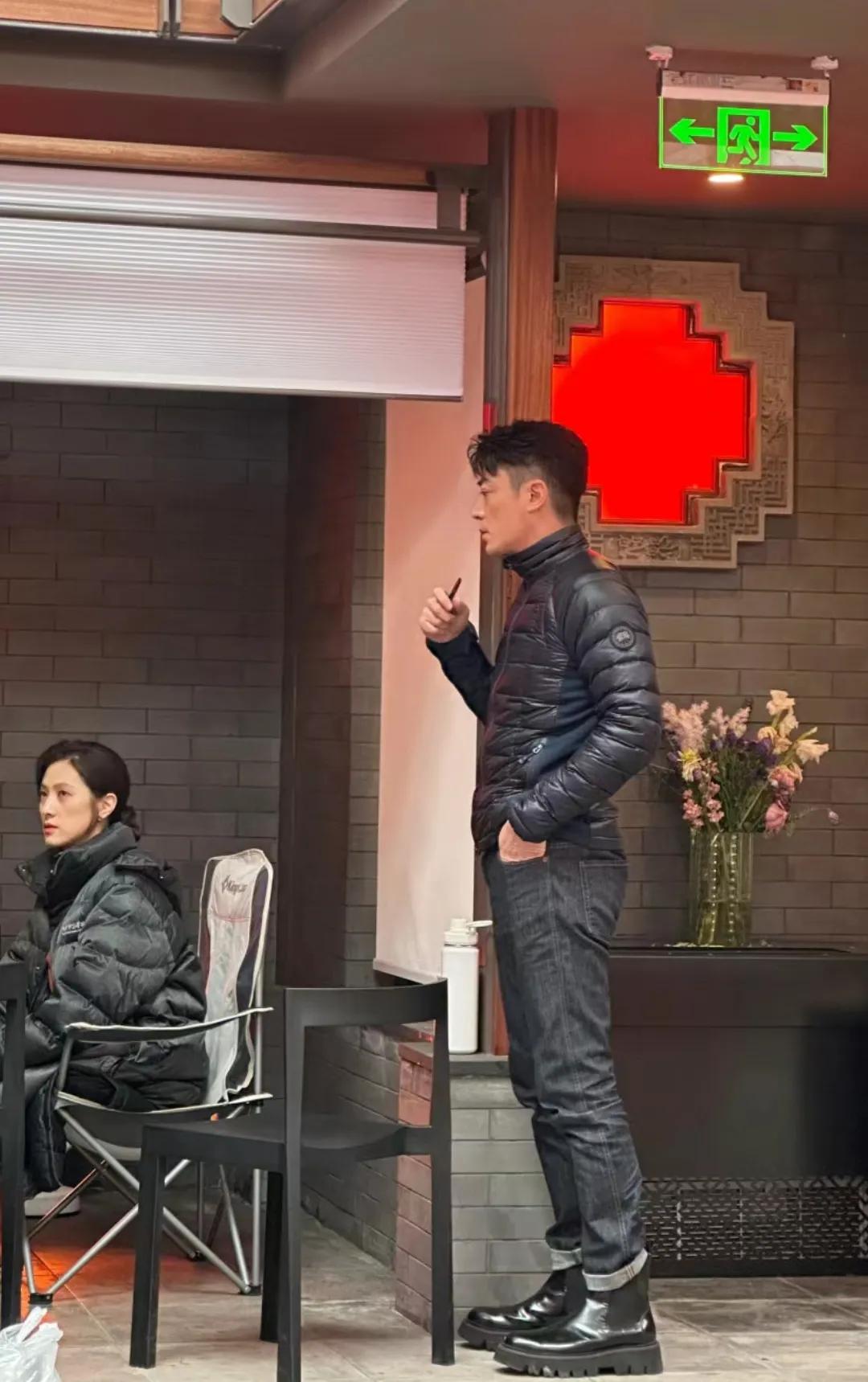 北京偶遇霍建华拍戏，他们剧组在吃饭，霍建华坐在旁边，以前华哥也是一进组就减肥，大