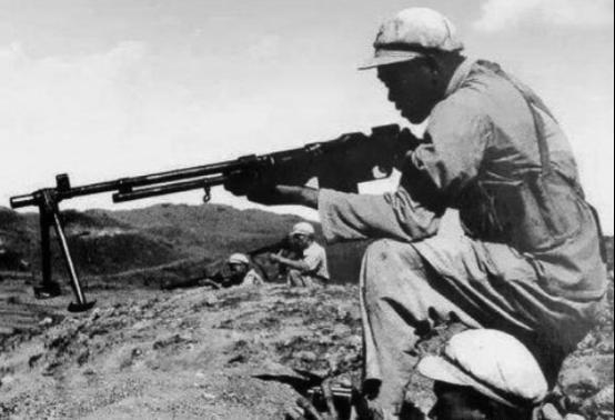 1951年，一位志愿军战士拿着刚缴获的美式重机枪，向敌人射击却发现怎么都打不中，