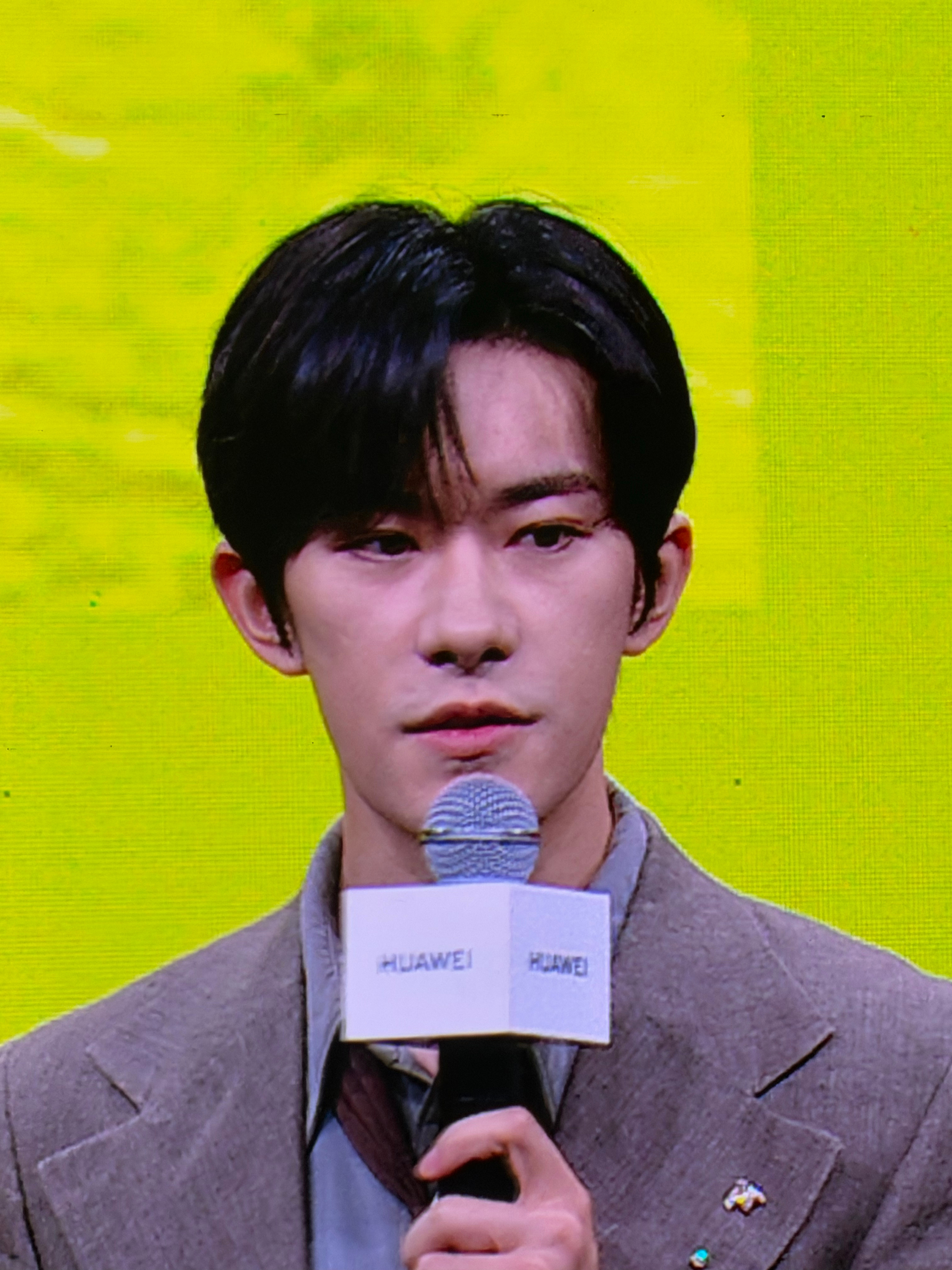 今天的华为发布会又见到易烊千玺啦，发一波现场帅照～华为发布会易烊千玺易烊千玺