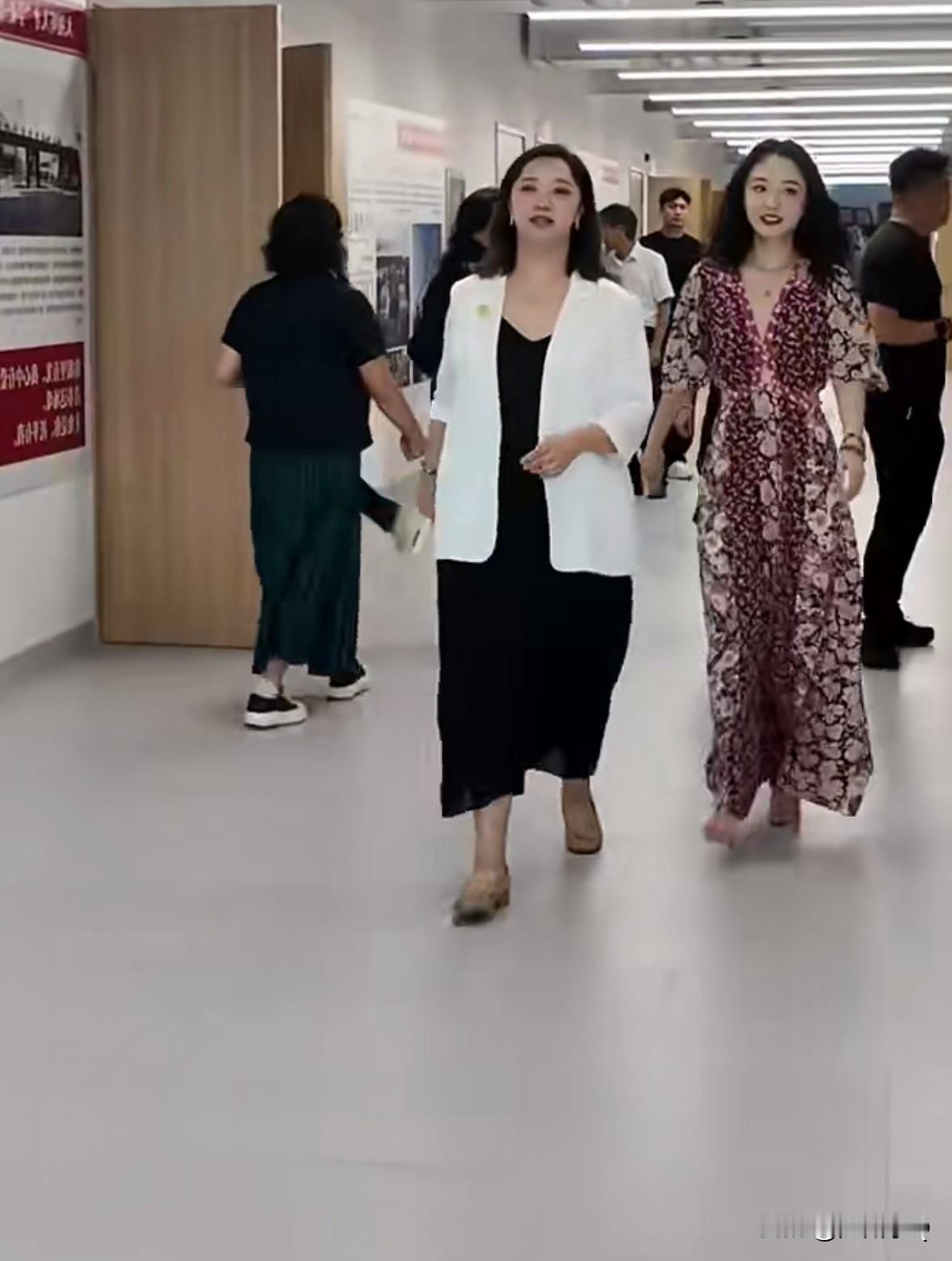 吴倩回母校武大，这发型这裙子直接让她老十岁，妈感太强了。