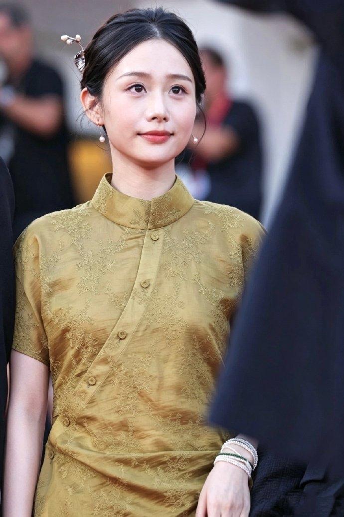 《给阿嬷的情书》导演蓝鸿春，主演李思潼、王彦桐、王晓慧登上威尼斯电影节中国电影之