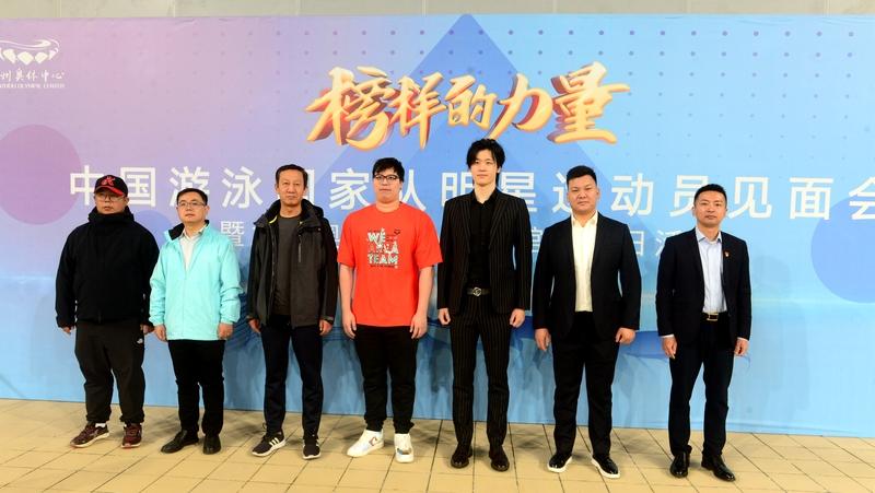 运动员们面带微笑，热情地向大家挥手致意。他们亲切地与粉丝互动，耐心地签名、合影，