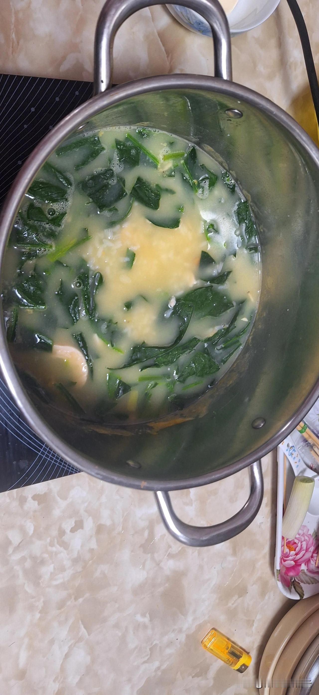 菠菜咸蛋粥，黄瓜丝拌海蜇，有营养味道好油低脂肪低热量的晚餐
