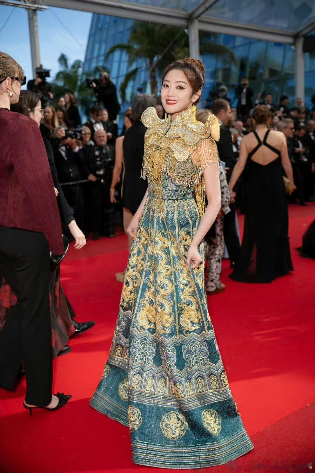 王小玮去完格莱美去戛纳王小玮新歌首唱在戛纳从音乐殿堂走到时尚影坛盛会，跨界亮相尽