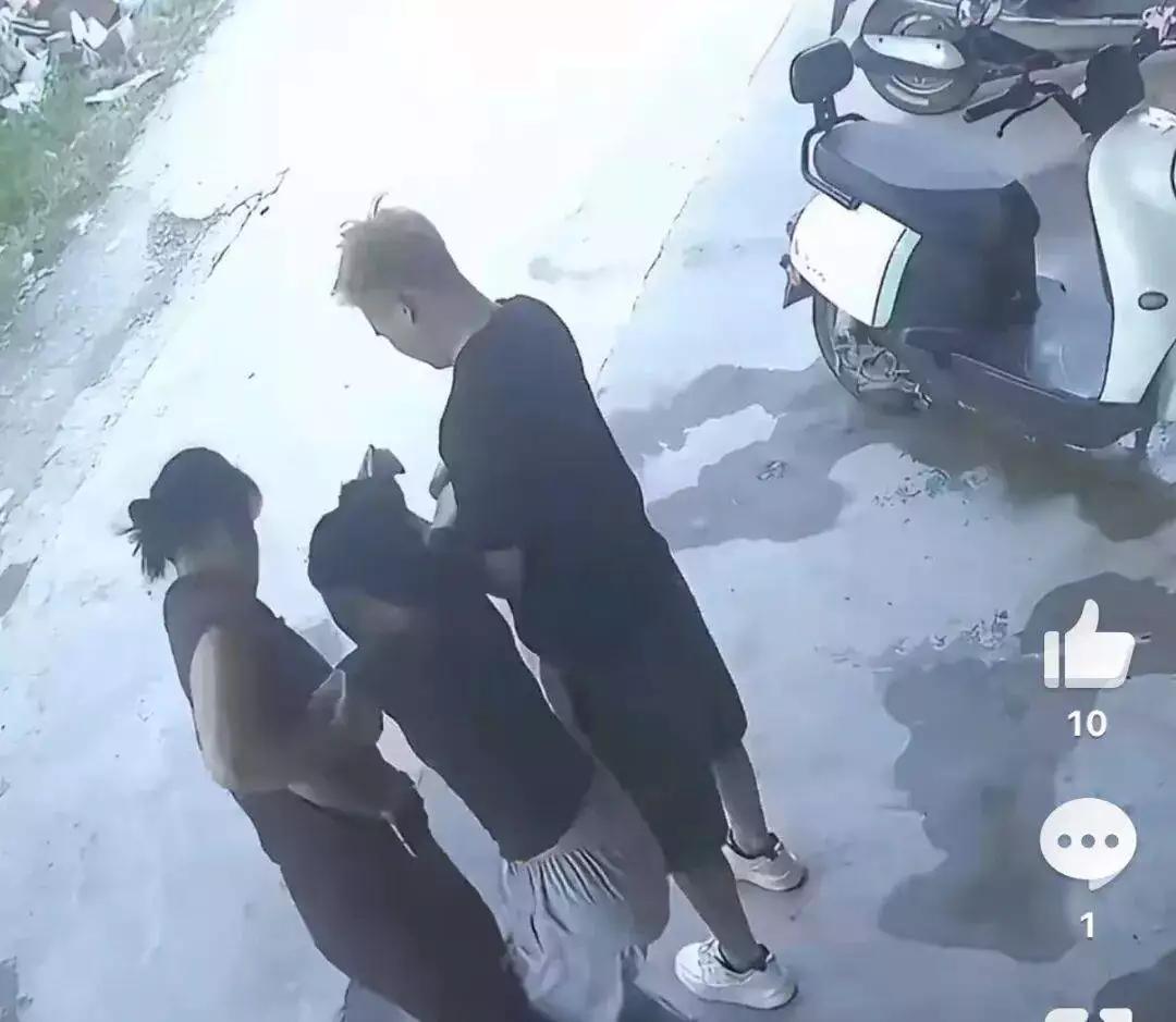 广东，一女子脖子被一只红火蚁叮咬，冲水消毒后以为已经没事，没想到2分钟内脸色发红