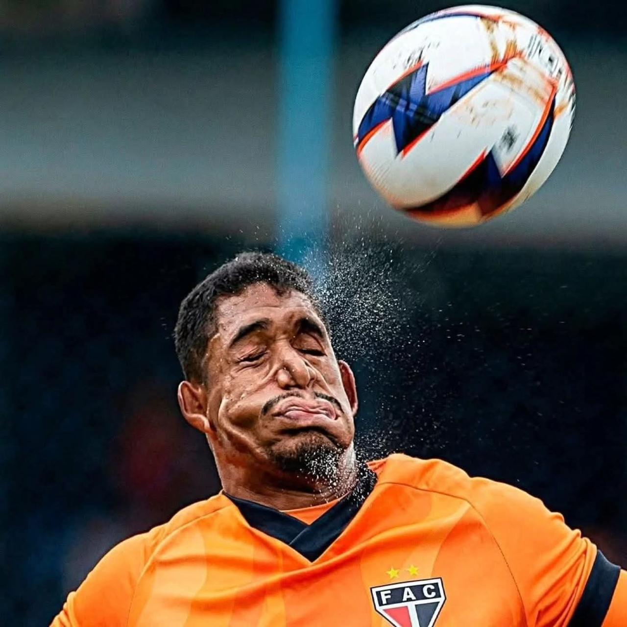 职业球员的力度到底有多大？这是巴西费罗维亚里奥U20队的门将加布里埃尔·席尔瓦用