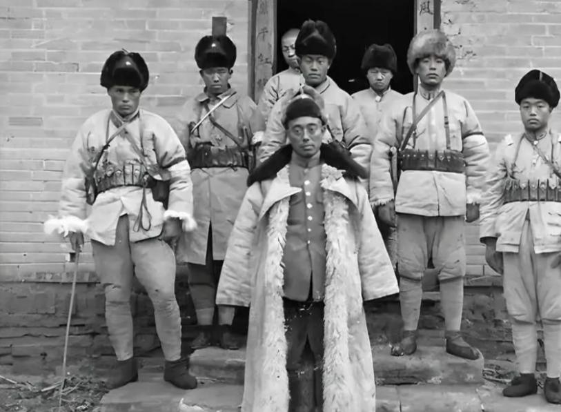 1965年，两个农民上山干活，回来路上，他们发现一块岩石上竟坐着一男一女，两人大