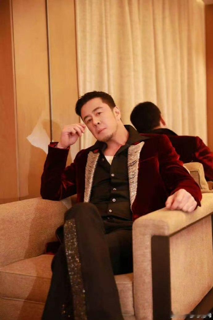杨坤说歌手不是那么好当的歌手2026录播音综逐渐失去吸引力，杨坤不惧直播的严苛考