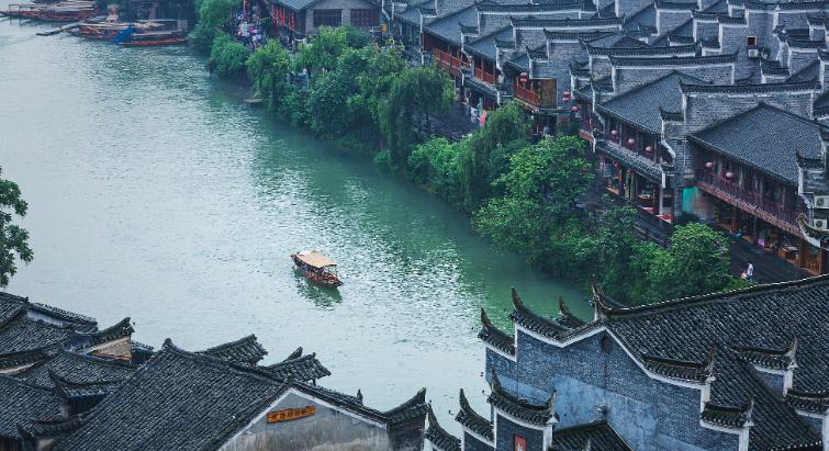 今天咱们聊一所学校——湖南科技学院。
为什么聊它？因为最近后台好多人在问：分数不