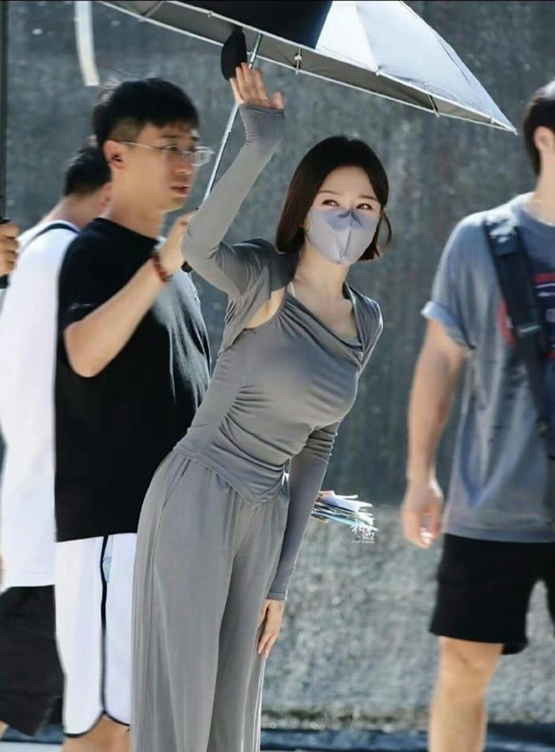 谁懂秦岚这身紧身服，全都是干货！ 