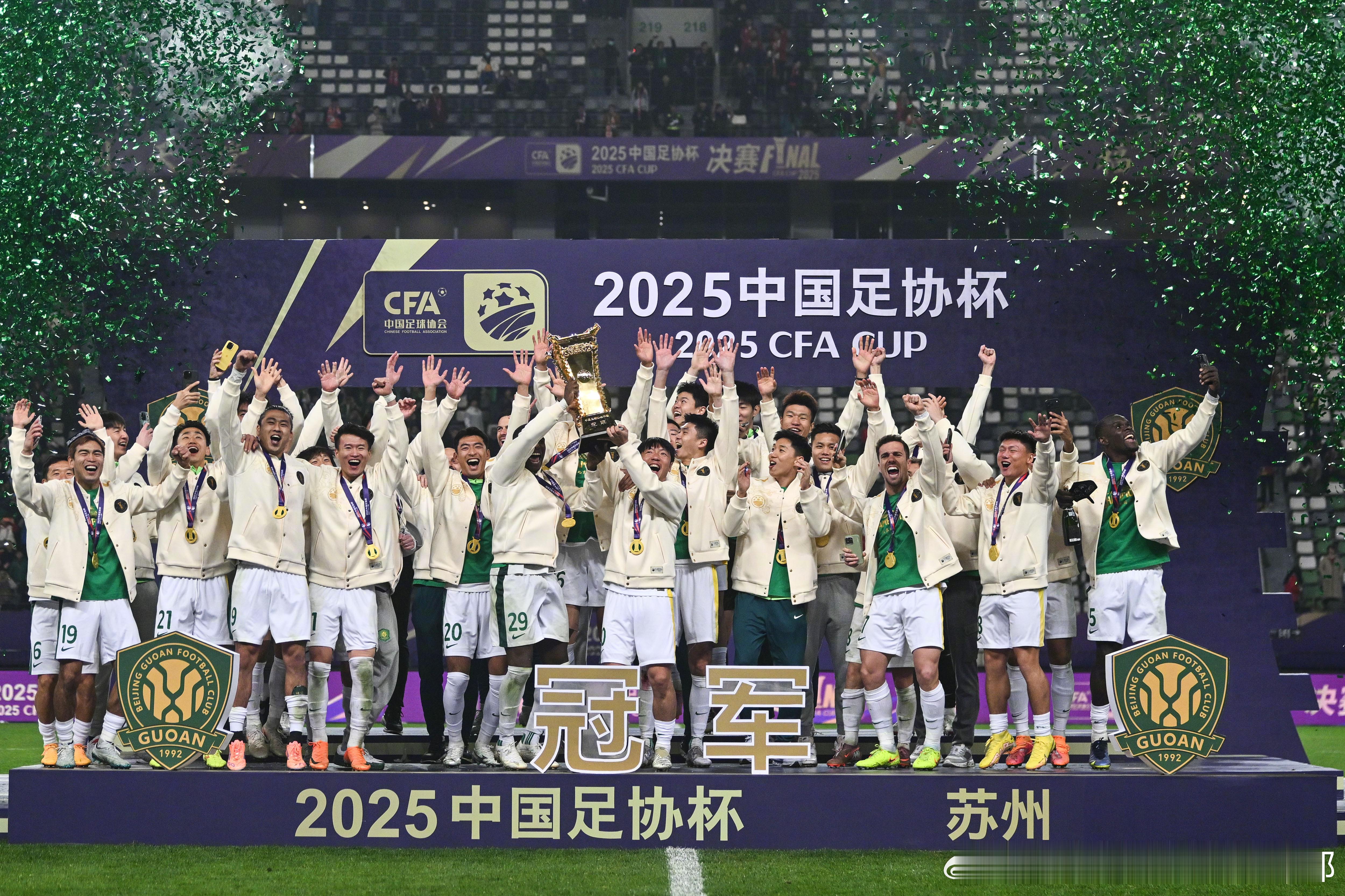 捧杯时刻 🏆🏆🏆🏆🏆 荣耀属于所有热爱北京国安的人！ 