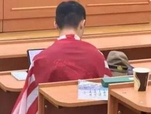 南京人，历史系，在莫斯科大学课堂上身披旭日旗，已被遣返

这事儿细细想来最让人后