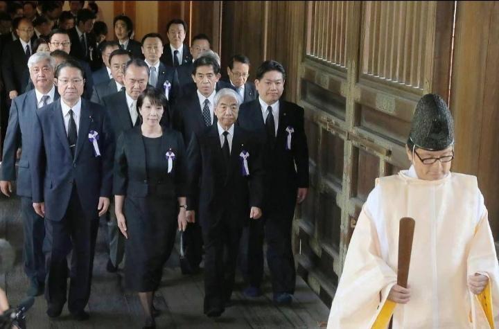 日本人为何痴迷于“拜鬼”？
        日本防卫大学两年前百人拜鬼事件至今还