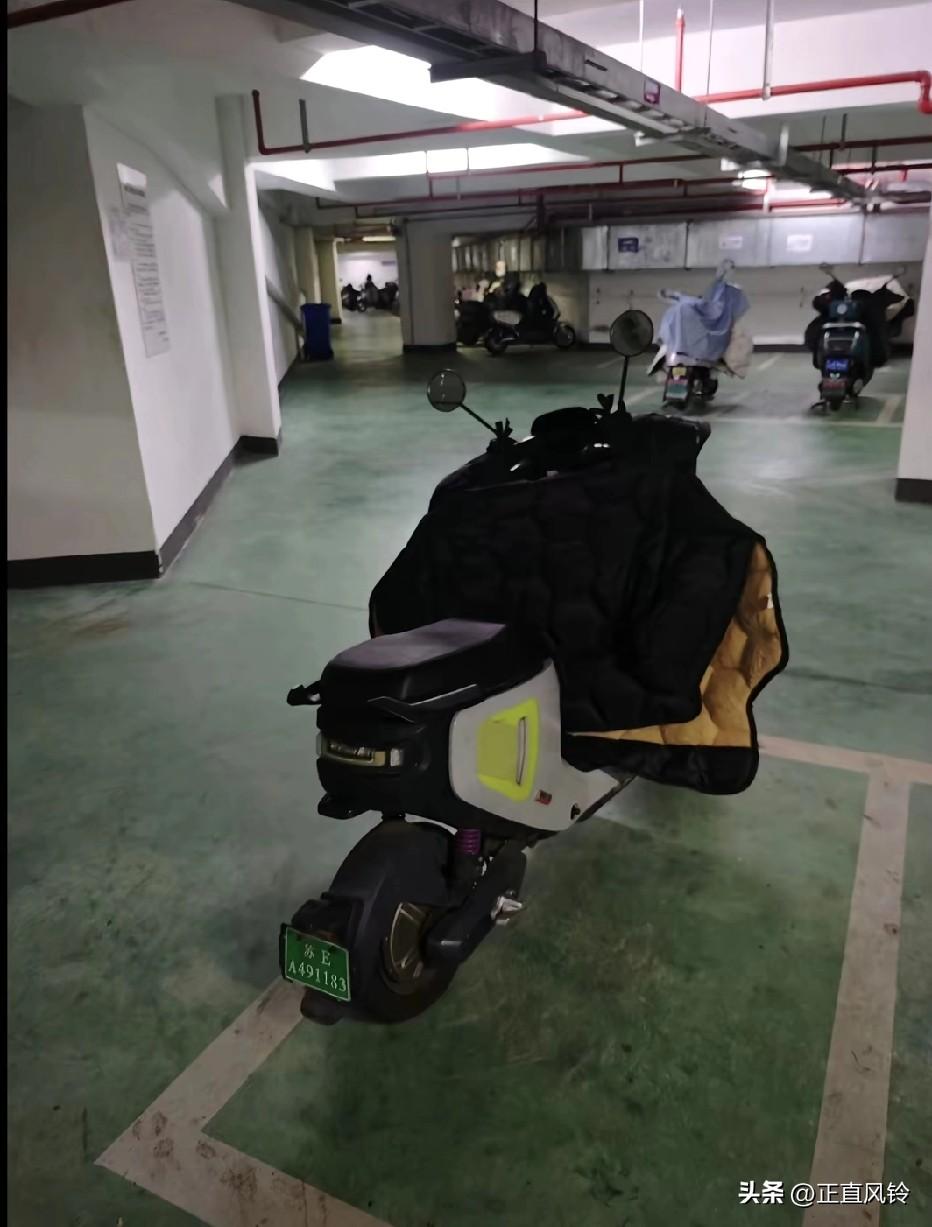 他真的好孤独，至今电动车还是保安推下去的，谁看这个车如果时间长了脏了，请好心人顺