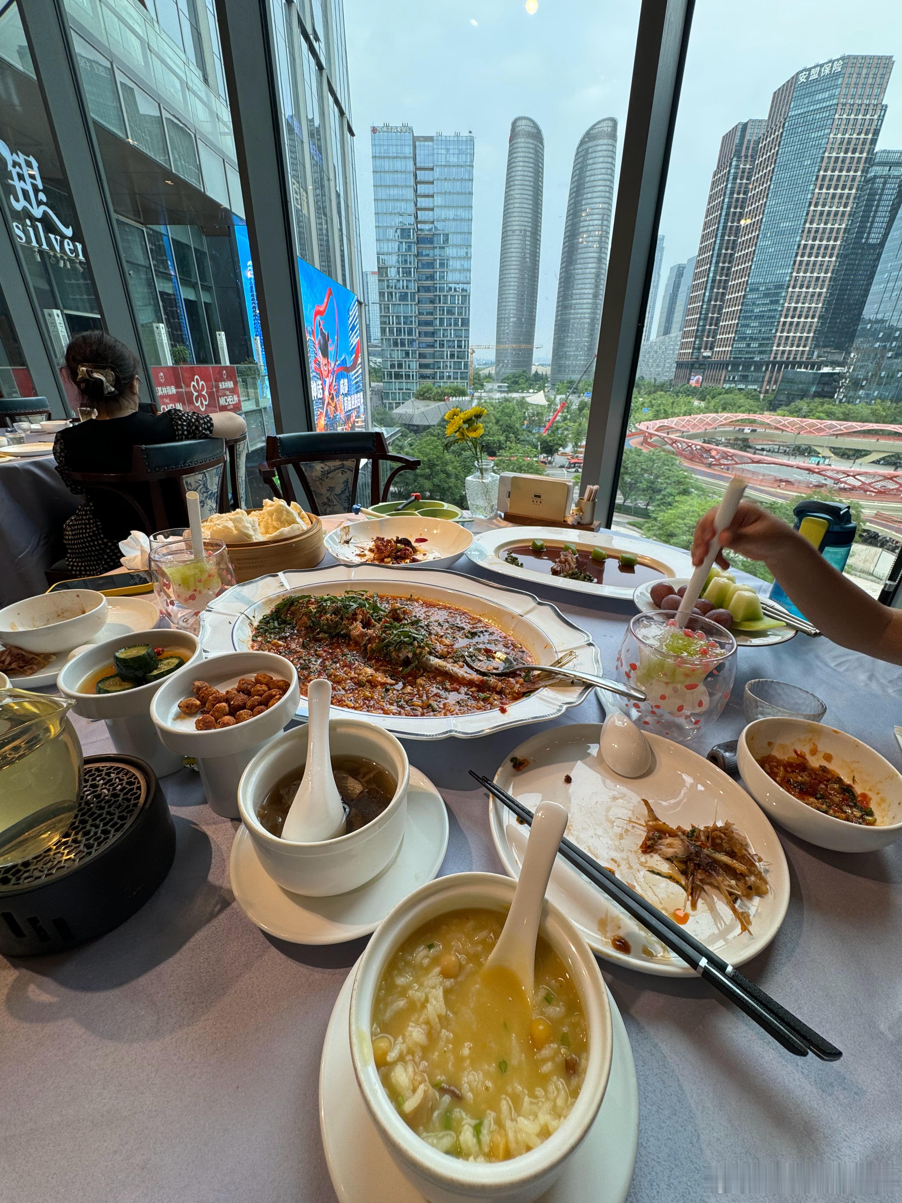 今日消费98元，好划得来 。味道很好服务也好，加上这位置绝了。  ​​​
