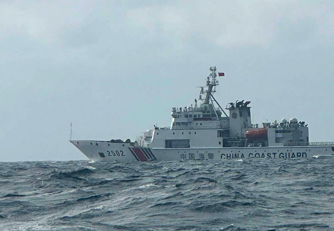 为应对大陆海警船近期“频繁侵扰”台湾周边海域，台湾当局昨天邀集十一个部门针对“灰