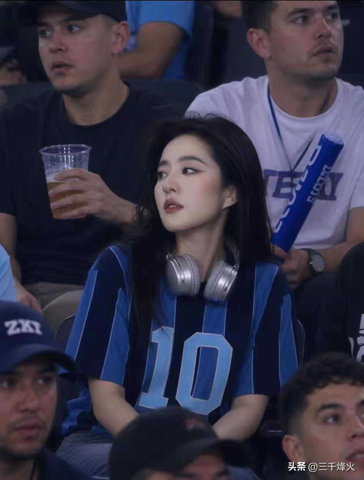 看球赛的小确幸  🏆🎧 在热闹的球场，享受音乐与比赛的激情！