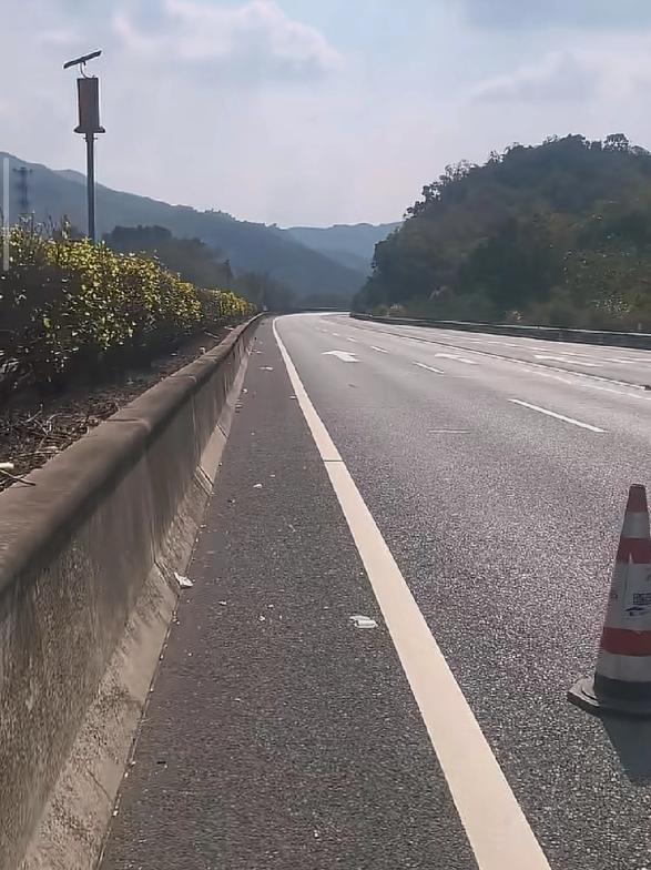 堵车的原因找到了，我是排头5分钟挪一趟，广东车主的春节谁懂啊

这位广东车主的话