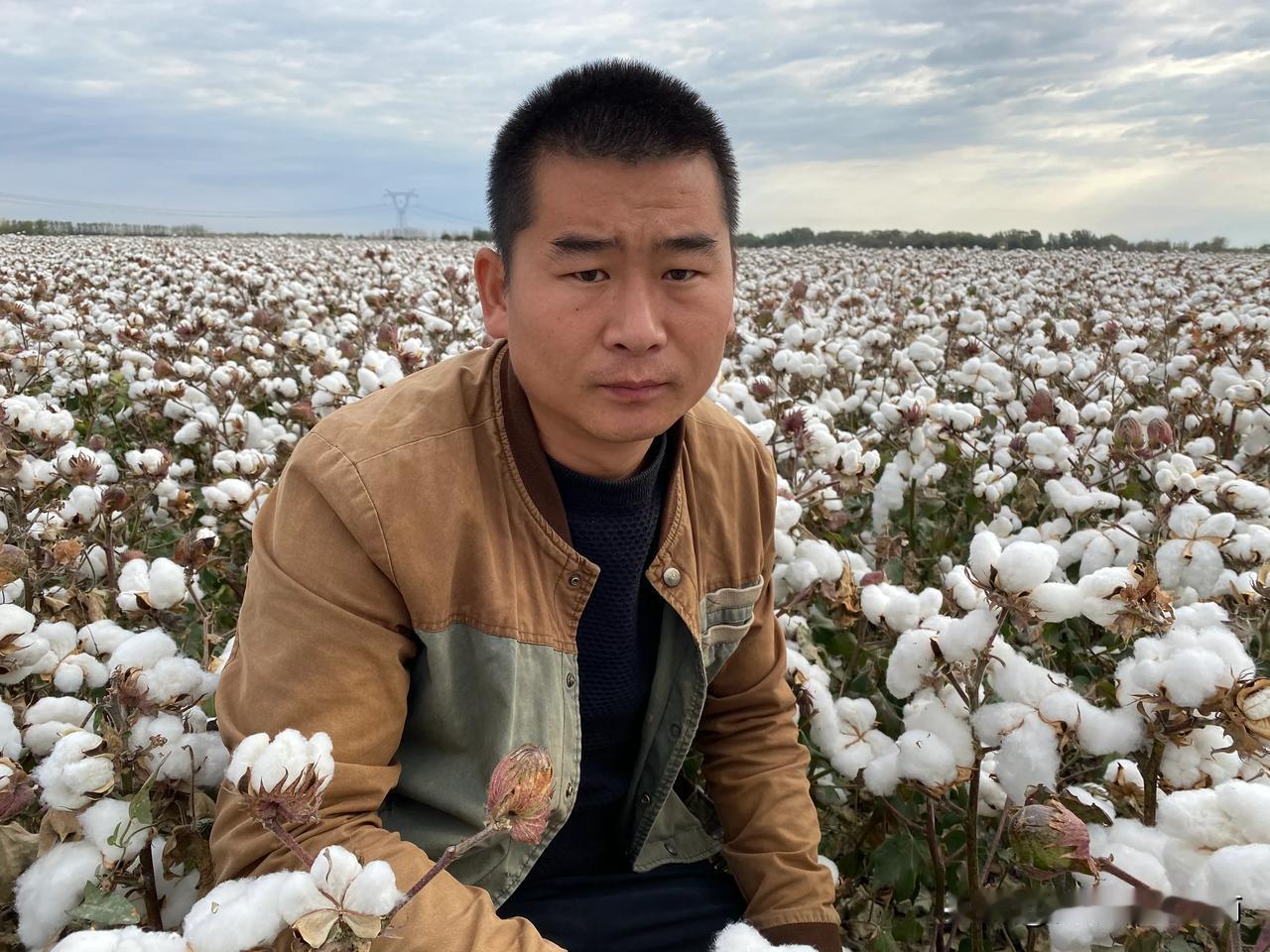 大家好，我是新疆农民江南，家里种植的160亩棉花，今年80亩地全部用人工采摘，目