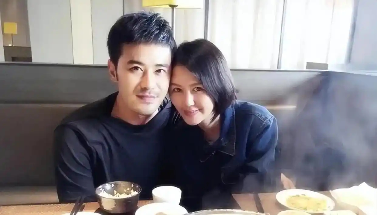 陈亦飞娶了小他三岁的谭维维，她负责赚钱养家，46岁儿女双全，他凭啥这么幸运？ ​
