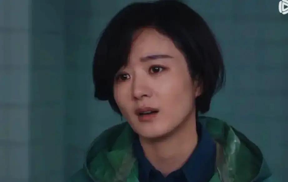 地下一层。
氧气还剩17%。
李秋萍突然对丈夫说：“我得跟你说说杜涛。
”
汗味