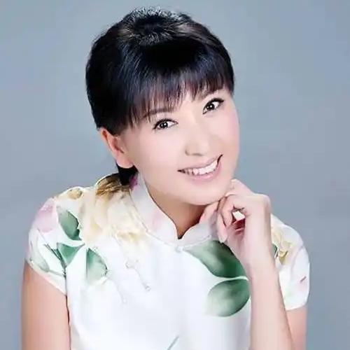 闫学晶的母亲和父亲结婚的时候才十六岁，十七岁的时候就生了她，父亲在六十多岁的时候