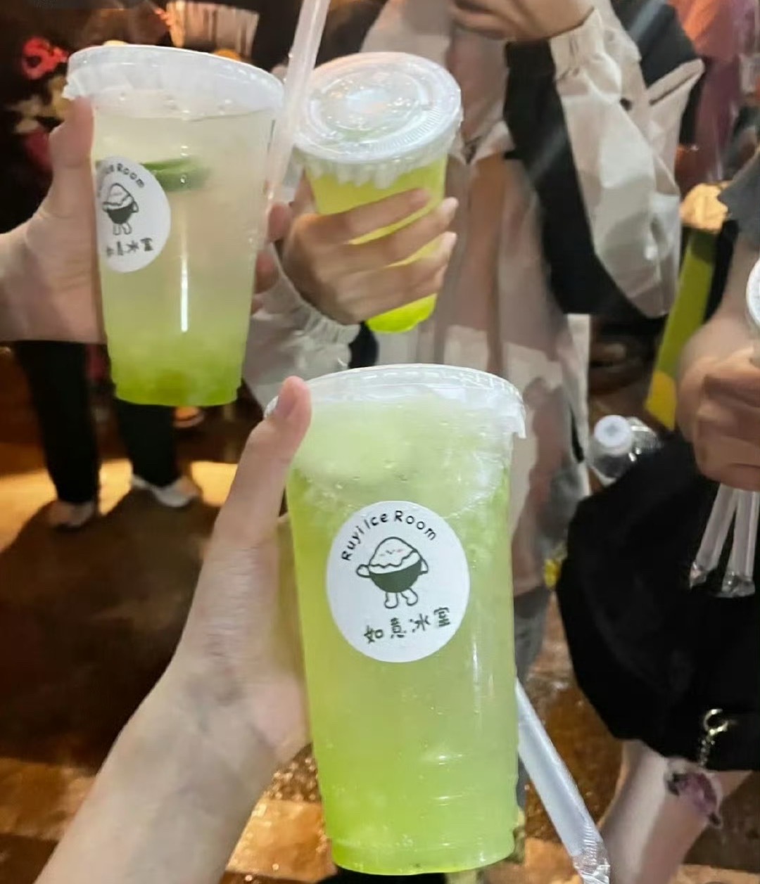 虞书欣请粉丝喝饮料虞书欣逆应援请粉丝喝饮料了🥤，还让场务和粉丝们说下雨了，早点
