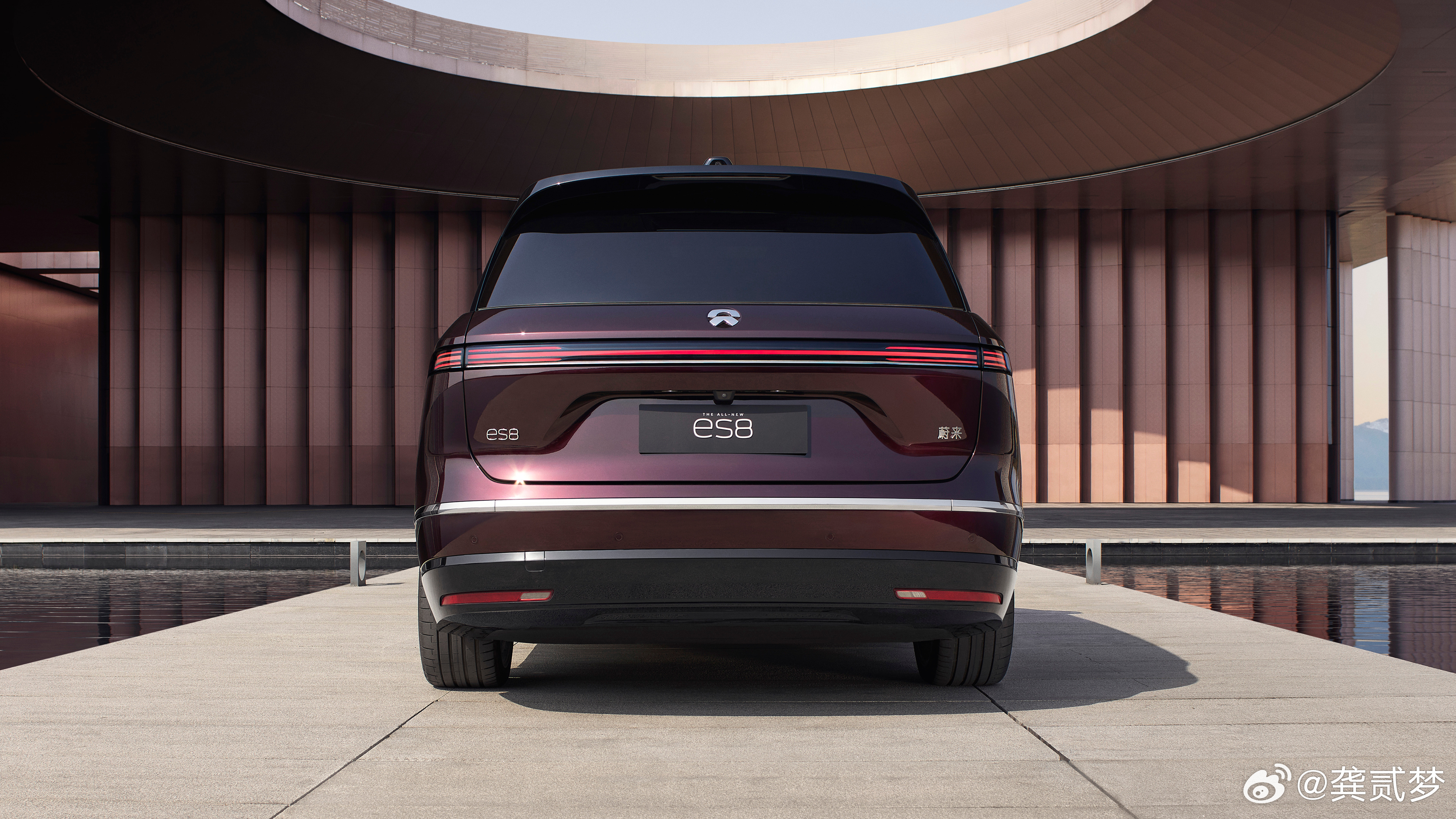 蔚来「M42 星云红」新车色，选配价格为10,000元，这个颜色大家很熟悉了，暗