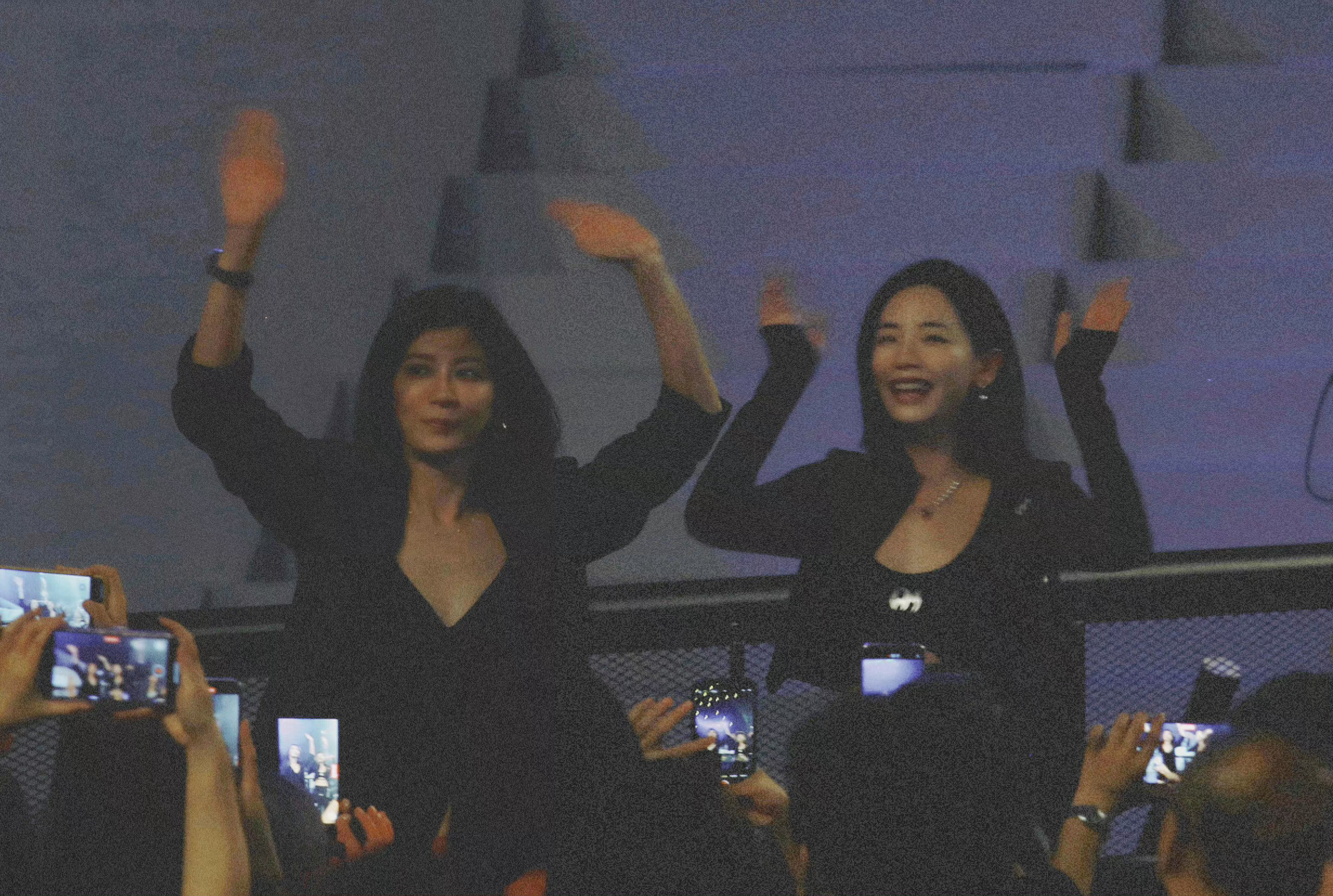 刘雅瑟贾静雯同框热聊同框热聊+互看手机，两位姐姐的相处氛围也太温馨，友情太让人羡