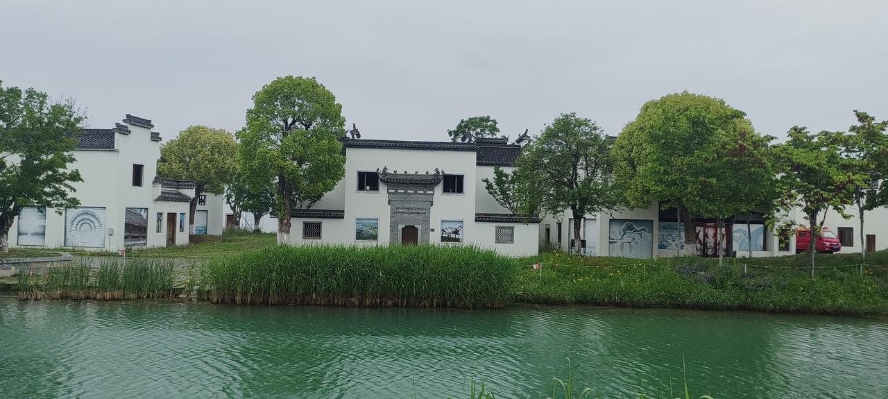 烟雨江南一一湖上升明月