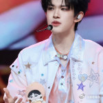 张极新歌MV镜头时长 综合能力突出的青年歌手张极兼顾演唱与创意创作，新歌影像中所