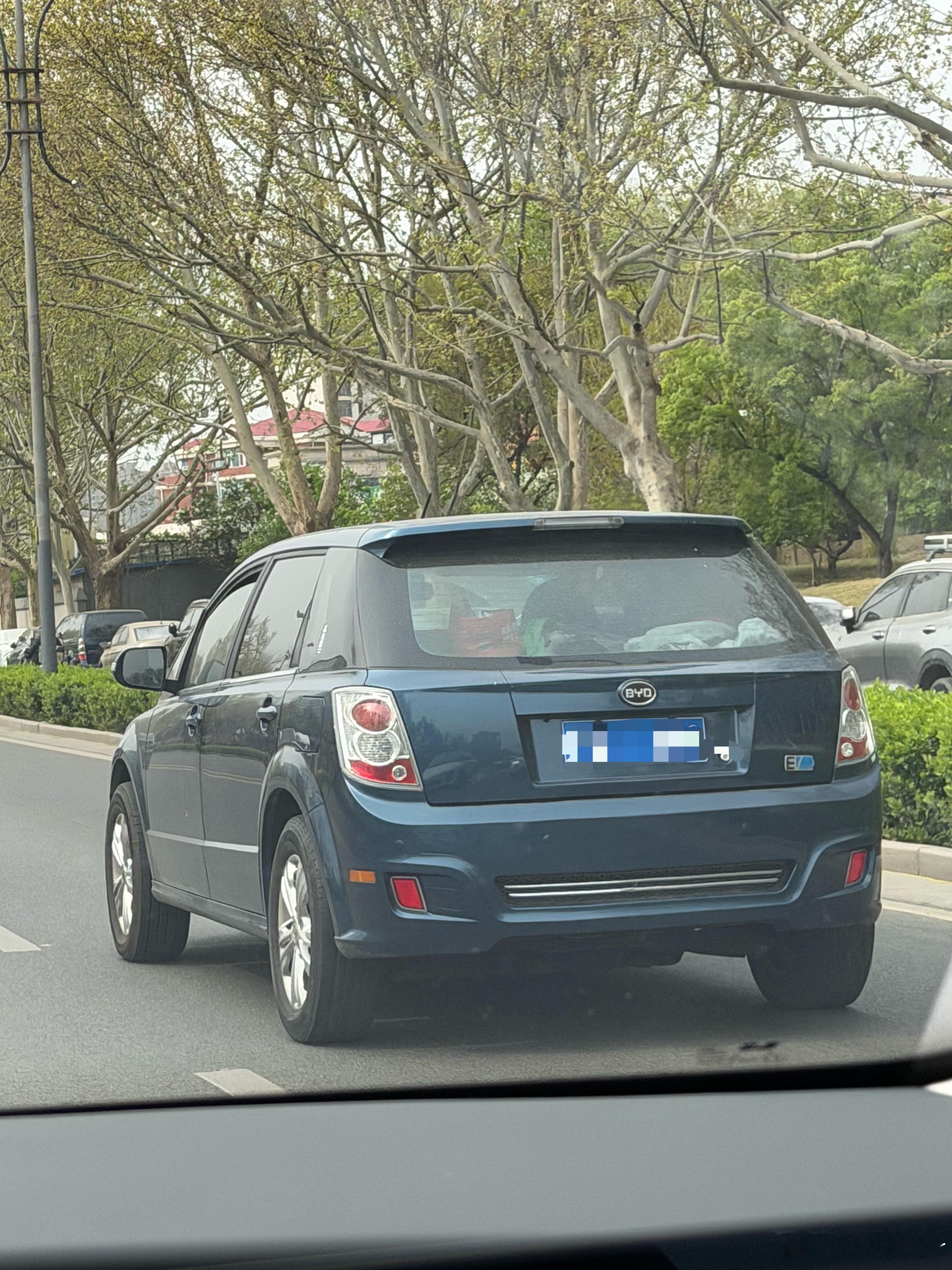 谁还认识这台比亚迪E6  当时落地也快三十万 蓝牌带EV小时候我爸就特想买这台现