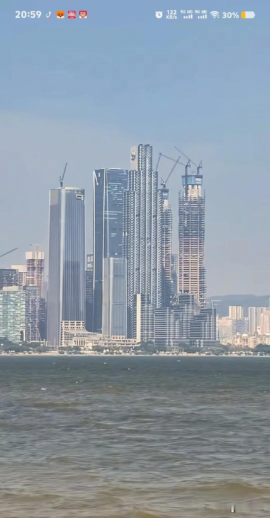 感觉深圳现在这么猛，大有超过上海之气势，很多CBD都在建。
深圳一开始开发罗湖区