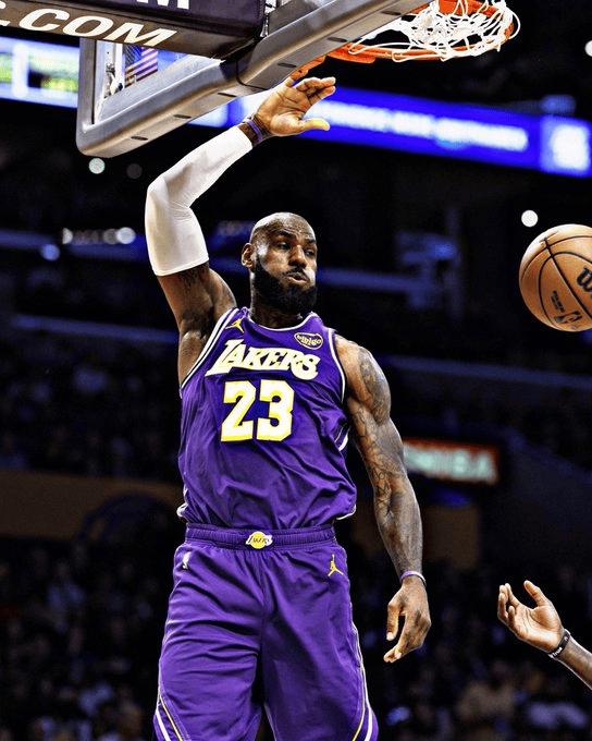 NBA那点事詹姆斯本赛季场均快攻得分为6.0分，领跑整个NBA🤯。詹姆斯﻿ ﻿