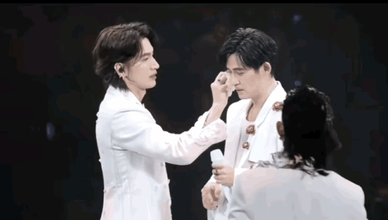 谁能想到，一把年纪看几个大男人打闹，嘴角会忍不住咧到耳根！
 
视频里言承旭拿着