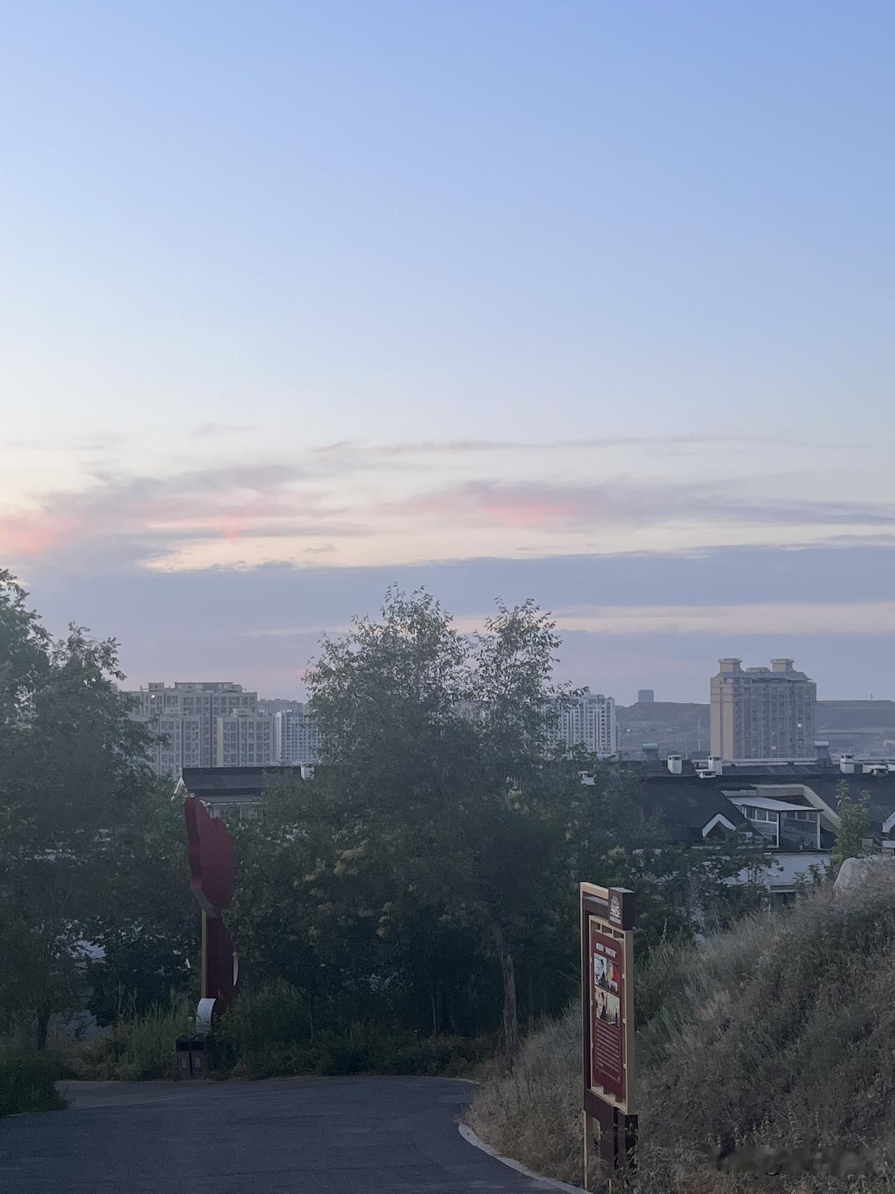 当然应该禁止孩子玩游戏，越玩越上瘾，如果家长放任不管，孩子的学习成绩会下降，每天