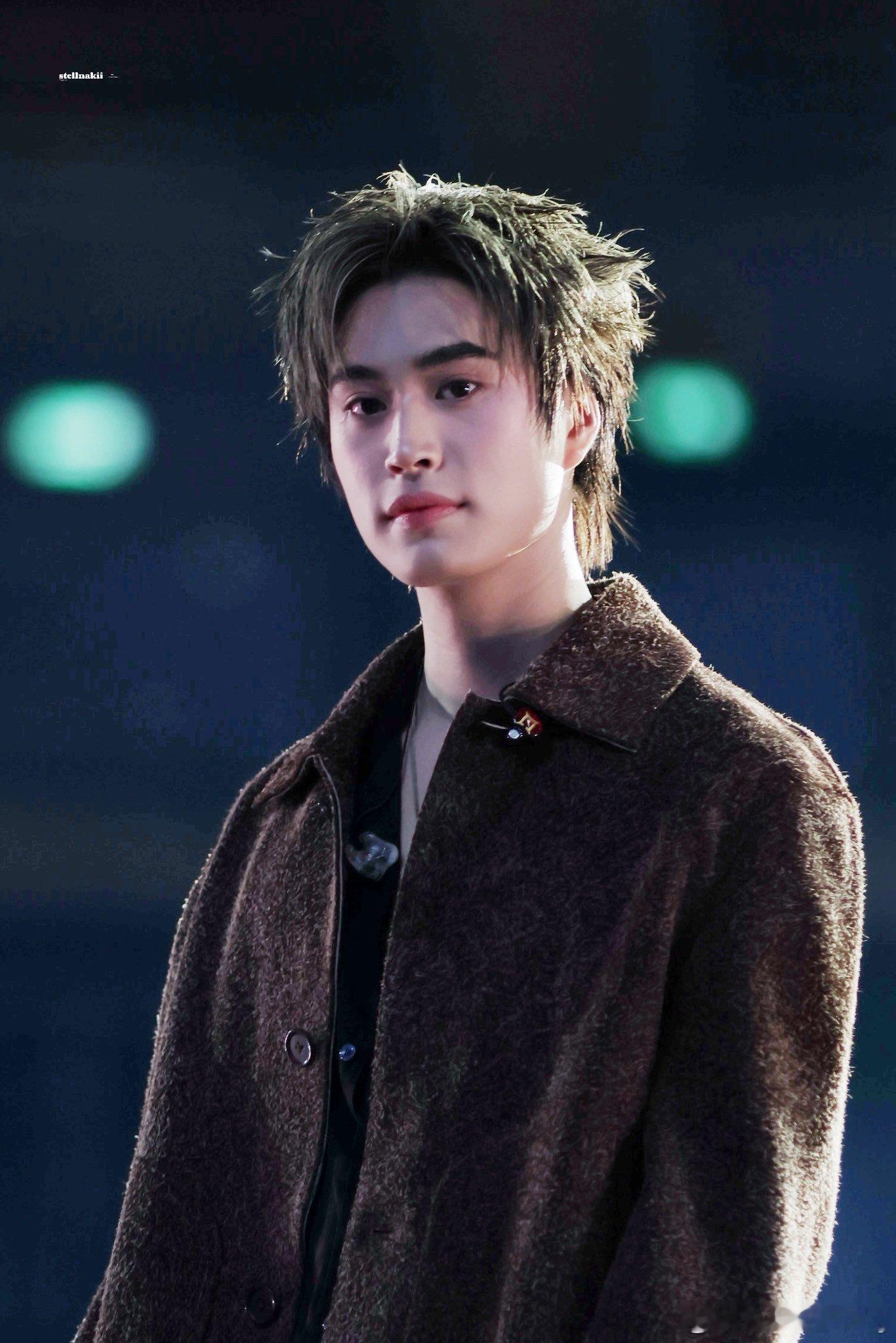 田柾国Gemini双担的快乐谁懂兼具神颜与顶级实力有多难得。外形优越夺目，开口的