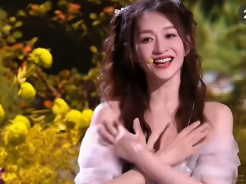 向太说李小冉跑调跑火了李小冉因跑调哭了两晚上向太连线调侃跑调走红，李小冉无奈自曝