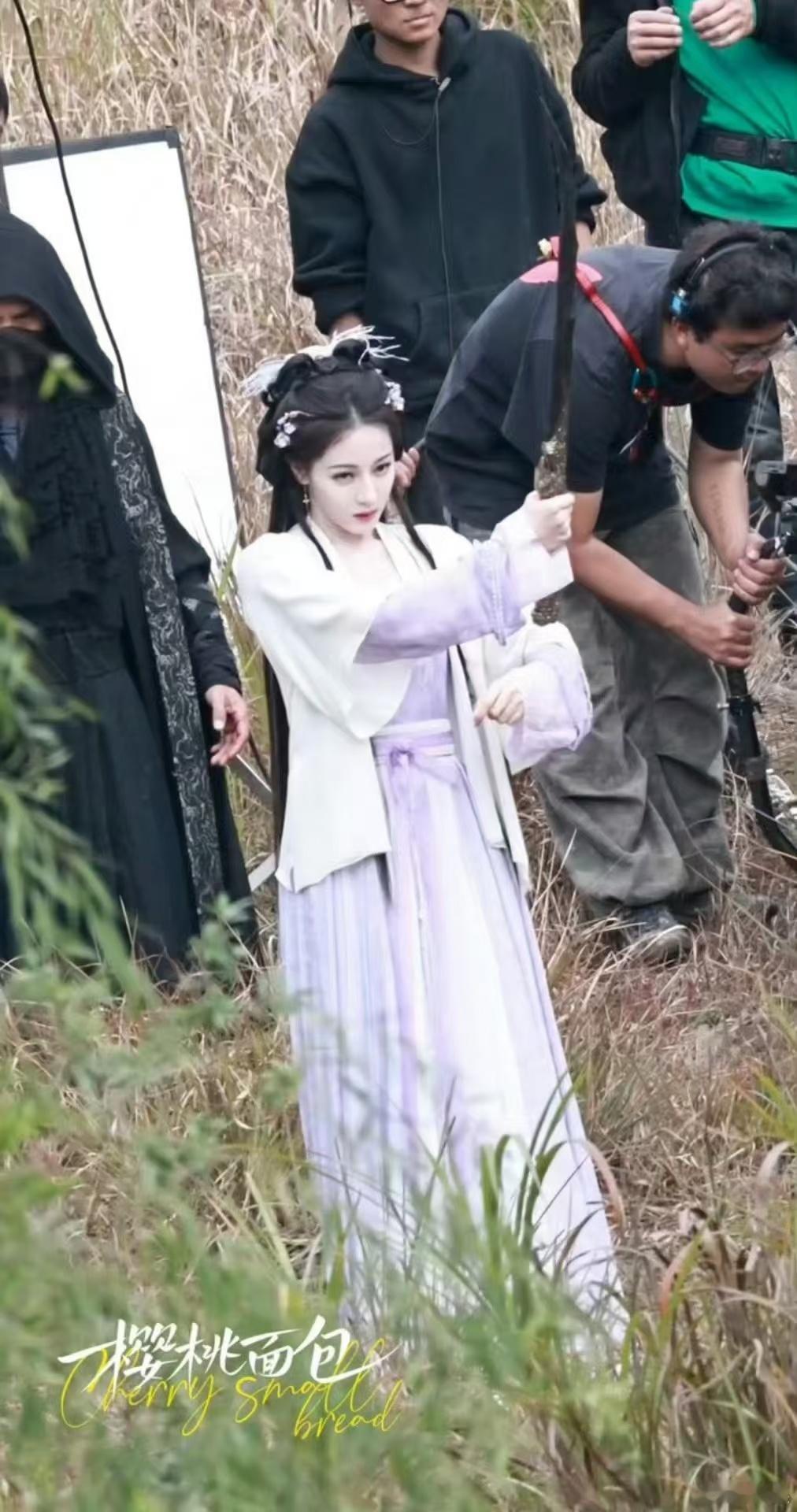迪丽热巴贺思慕舞剑路透今天的巴巴就是一颗香香甜甜的香芋小蛋糕!舞剑立马切换状态，