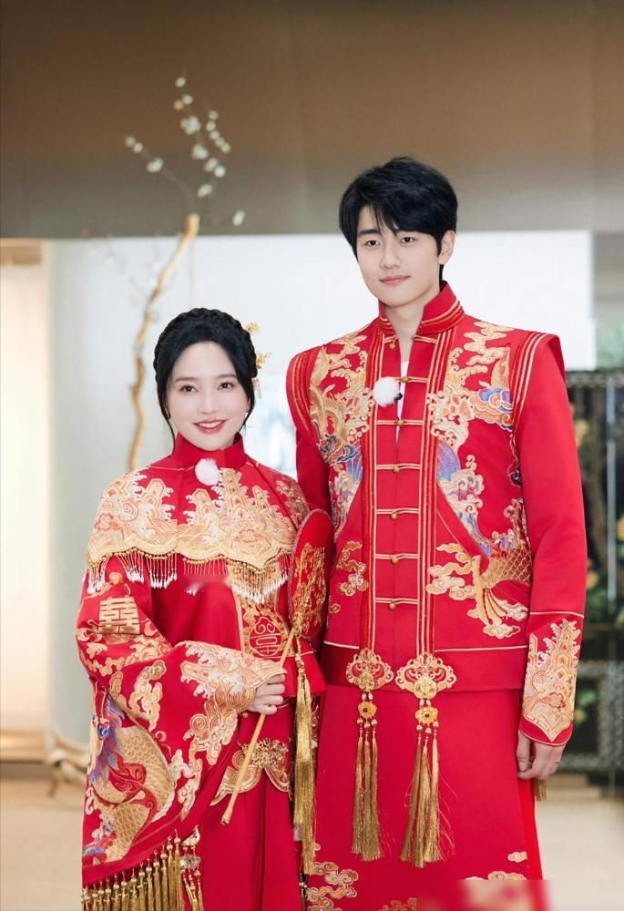 金莎晒的黄金，风头全被她肚子抢了。
你点开4月19号她试婚服的视频，那件大红喜