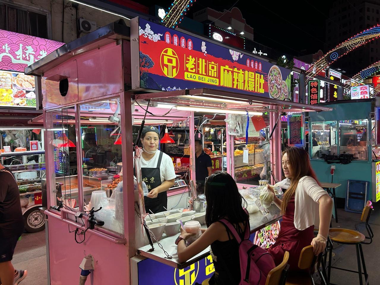 摆摊年入百万是小概率事件。2023年报告显示，线下流动摊贩年收入超百万的仅占0.