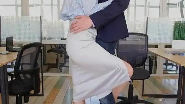 北京，已婚女子与已婚男同事经常在公司里一起牵手走路、拥抱、相互喂饭，被公司以与同